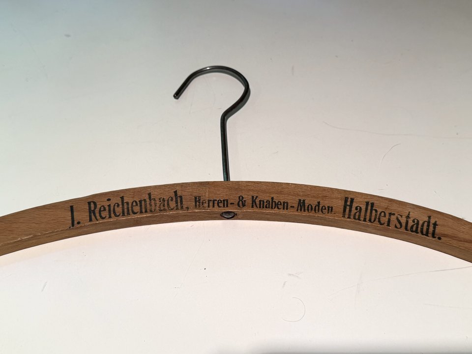 Wooden hanger stamped J. Reichenbach, Herren- und Knaben-Moden, Halberstadt